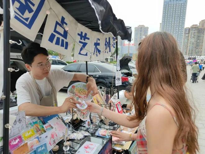 召集令！你的创意值一个C位！开元棋牌双江合璧丨青年摊主(图1)